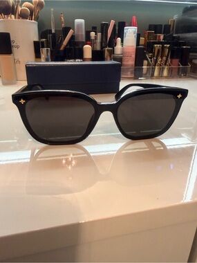 ✨ Authentic Louis Vuitton Black Women's Sunglasses ✨